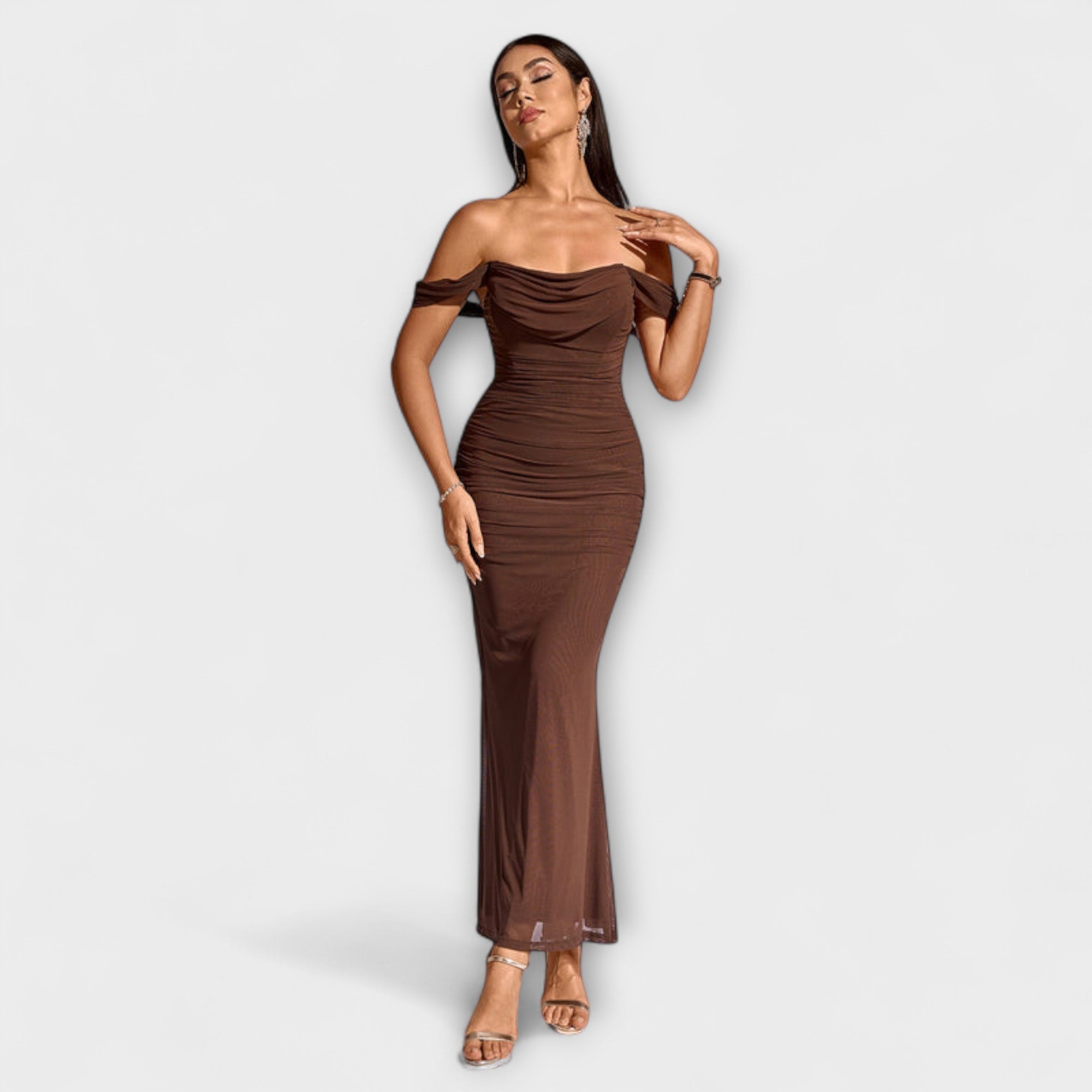 Ione - bodycon kleit väliste paeltega ja voldikutega